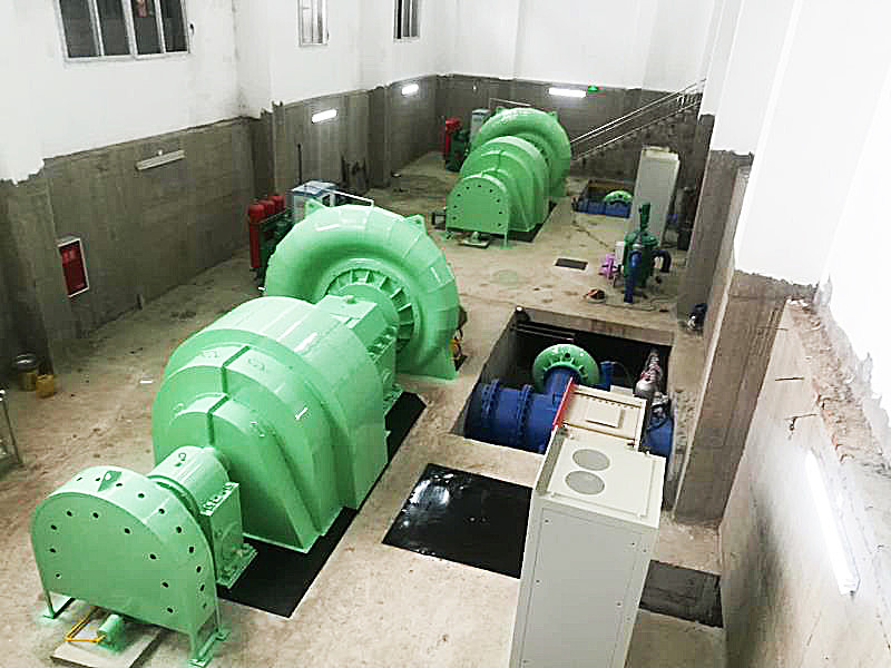 Générateur à turbine à eau à installation horizontale avec excitation à brosse ou sans brosse
