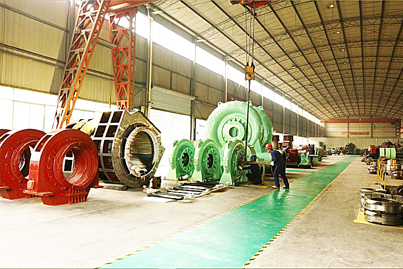 Générateur de turbine à eau verticale sans balais 450-1000 tours par minute refroidi à l'air 220V-690V 50-60Hz 300-3000 tours par minute