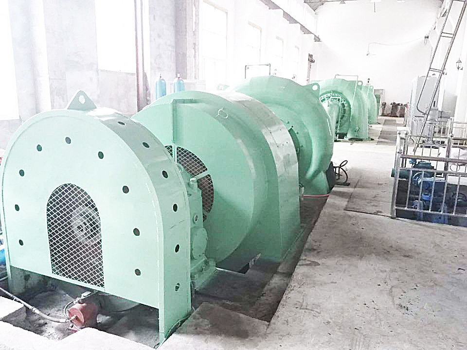 Générateur hydroélectrique pour tête d'eau