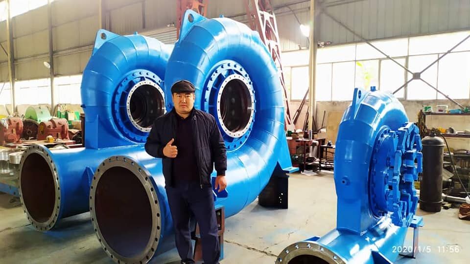 Mode de régulation automatique pour turbine Francis avec générateur, disposition horizontale ou verticale et vitesse nominale de 450-1000 tr/min pour la production d'électricité