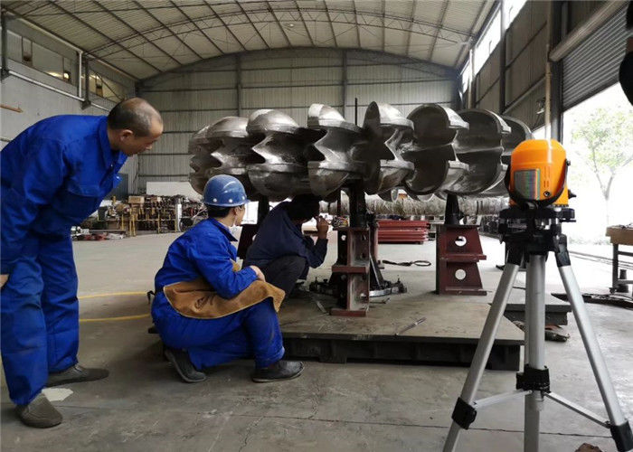 Générateur de turbine Pelton à haute tête de 100 m à 2000 m Voltage nominal 6-10 kV Conçu sur mesure pour la production d'énergie hydroélectrique