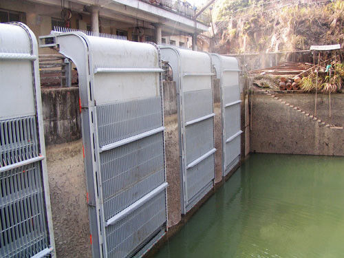 Machine de nettoyage industriel compatible avec des largeurs de rack de 0,5 à 3 mètres et composants en acier haute résistance résistants à la corrosion pour un contrôle automatique ou manuel