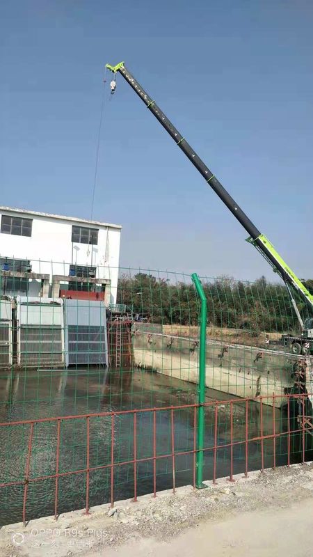 Machine de nettoyage de grille à déchets motorisée avec une épaisseur de 4,5 à 16 mm et une plage de vitesse de 150 à 1000 tr/min pour l'élimination des débris industriels