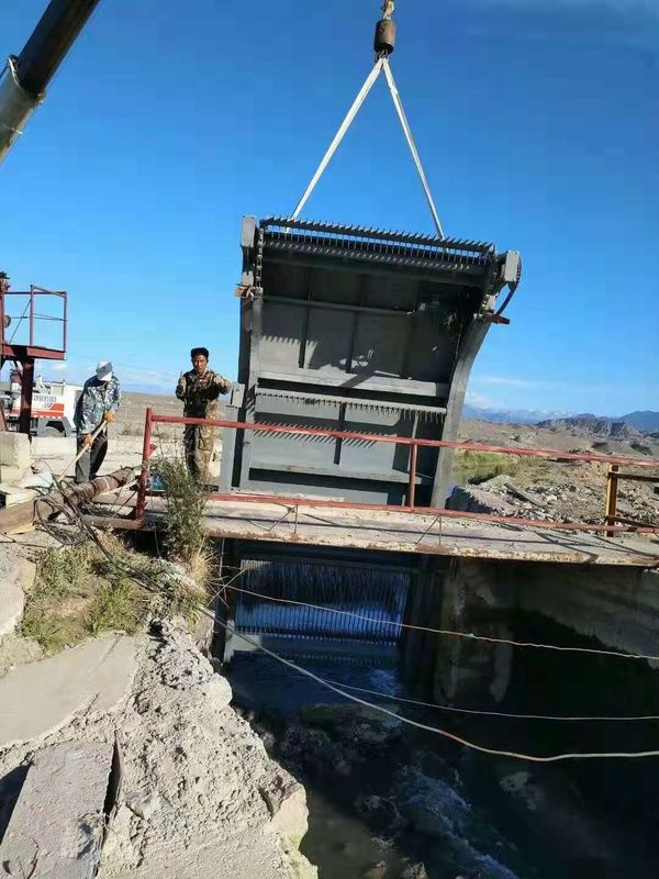 Machine de nettoyage de grille de débris OEM avec une épaisseur de 4,5 à 16 mm et un espacement de grille de 0,39 à 15 mm pour l'entretien des prises d'eau