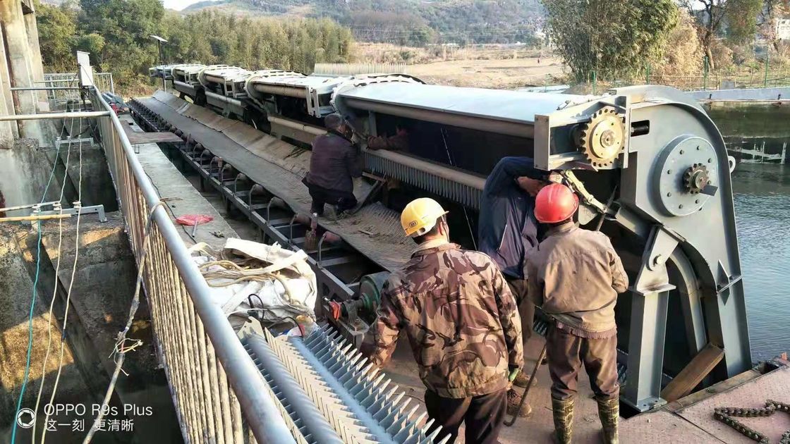 Machine de nettoyage de grille de débris OEM avec une épaisseur de 4,5 à 16 mm et un espacement de grille de 0,39 à 15 mm pour l'entretien des prises d'eau