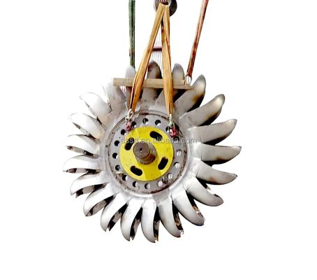 Puissance de sortie 100kw-50mw Turbine à haute tête Pelton à tension nominale de 6 à 10 kV