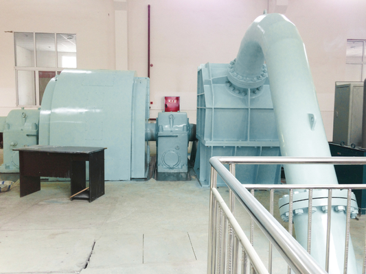 Générateur de turbine à eau à tension avec refroidissement par air/eau sans pinceau