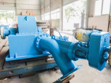 Le double équipe le générateur d'un gicleur de turbine de Turgo utilisé dans l'usine d'énergie hydroélectrique
