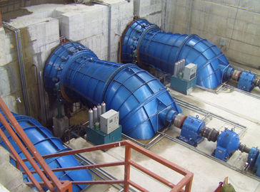 L'énergie hydraulique a actionné la turbine tubulaire de l'eau